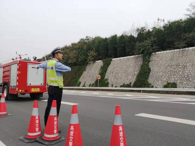 高速交警三支队一大队联合多部门开展交通事故应急演练