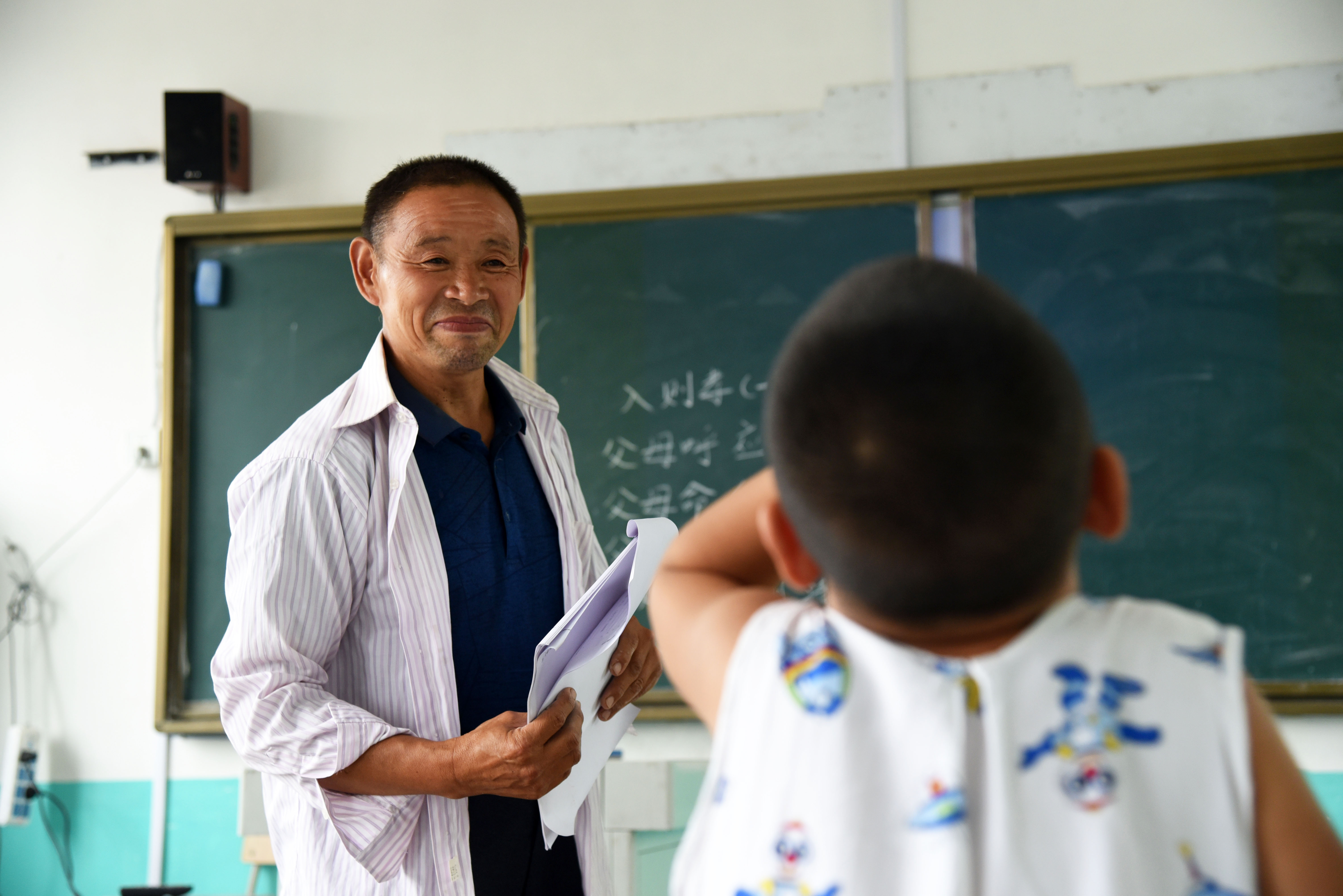 9月10日,宁阳县葛石镇石集小学杏山教学点乡村教师陈建民在上课.