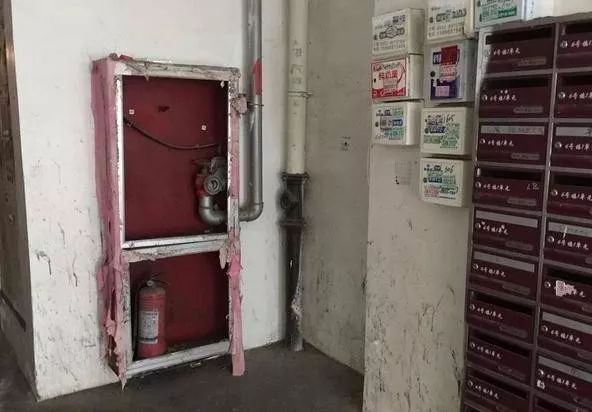 青岛：惊了！高层小区居民把楼道消火栓箱当橱柜安全通道也“惨遭毒手”！