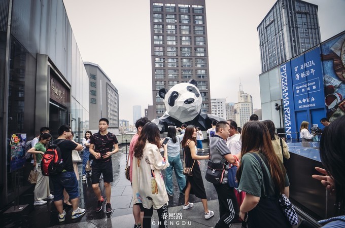 不仅如此, 成都标志性的网红熊猫也位于春熙路的ifs顶楼,既然到了