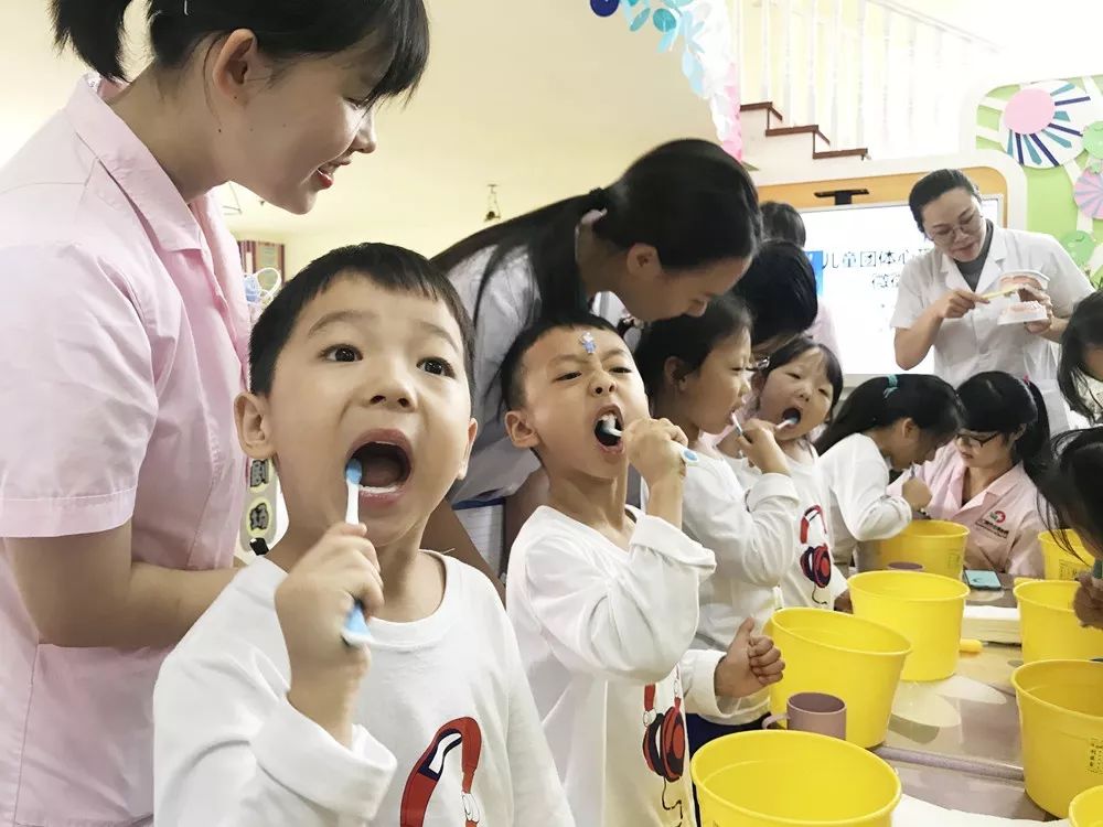 【汤汤播报】 王帅哥进幼儿园_小朋友