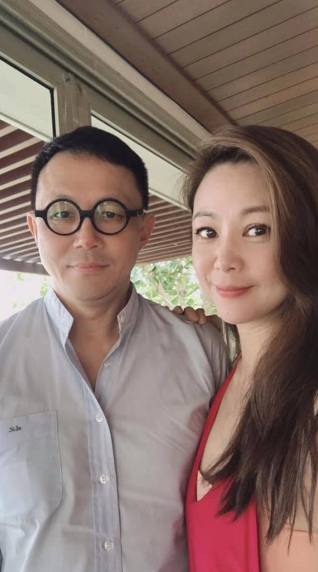 原创51岁王馨平与富豪丈夫低调庆结婚18年,老夫老妻仍恩爱可惜无子女