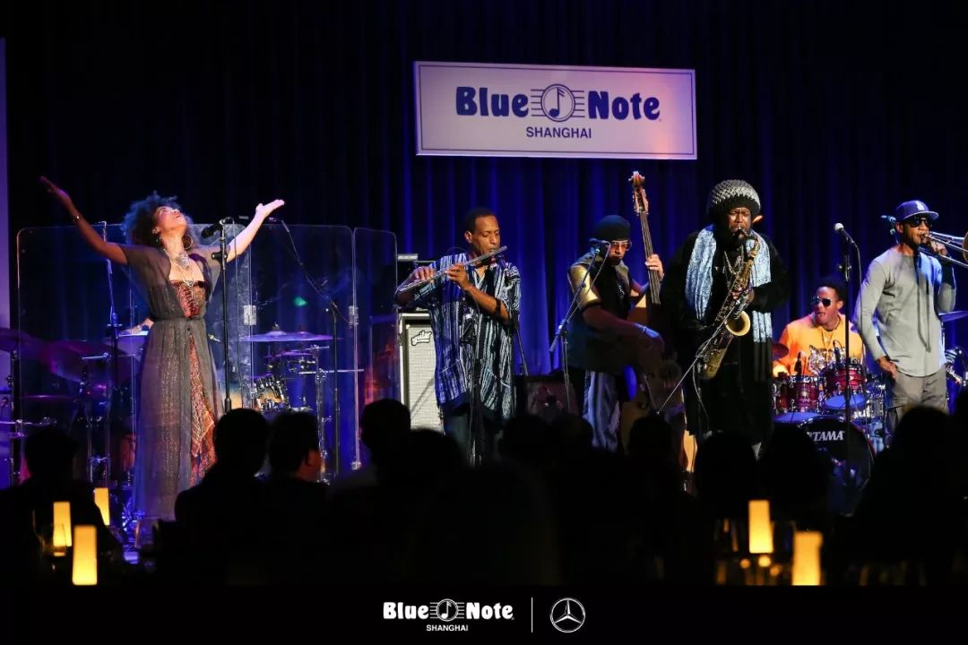 washington带着他7人编制的大乐队震撼登场,奏响第一个音符,blue note