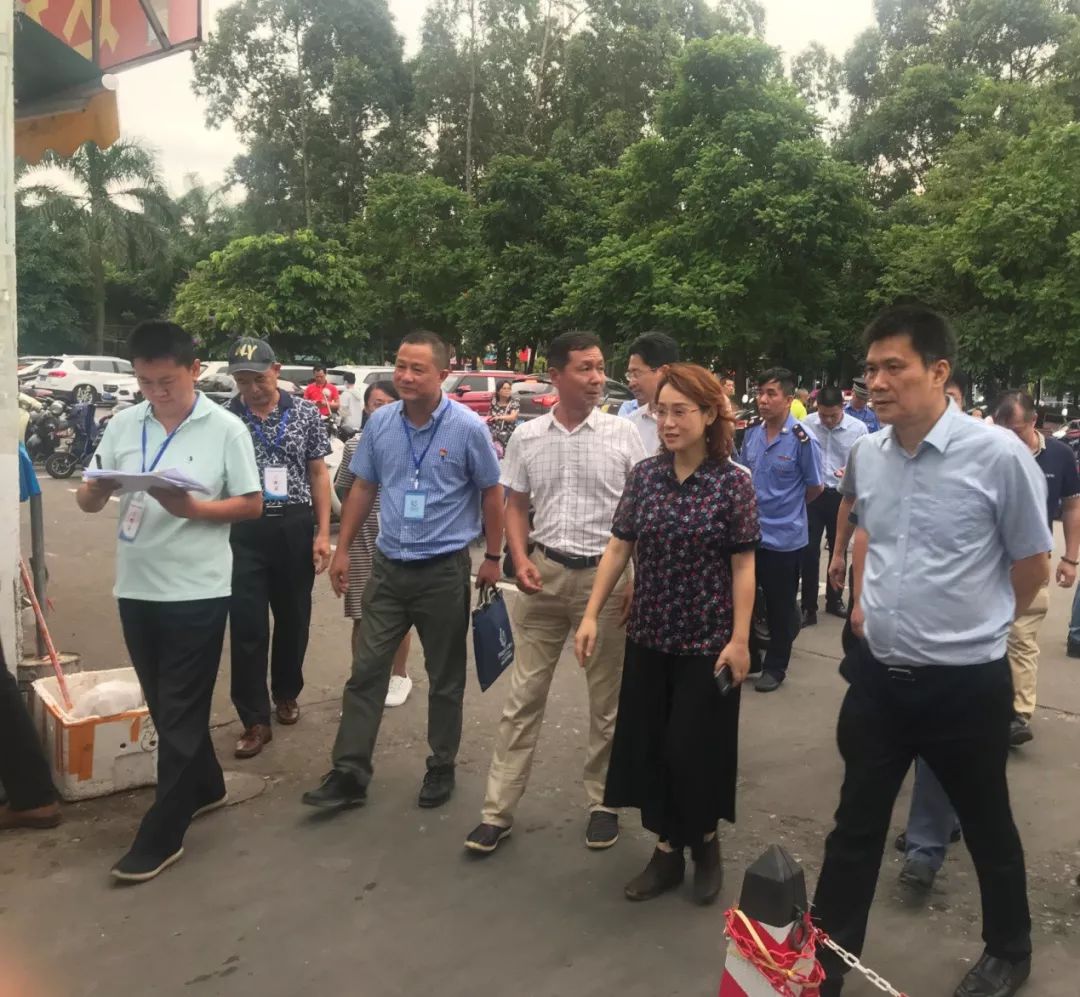 黄江一行先后到文明市场,昆明路新村,云南路综合市场,颐兴公寓等处