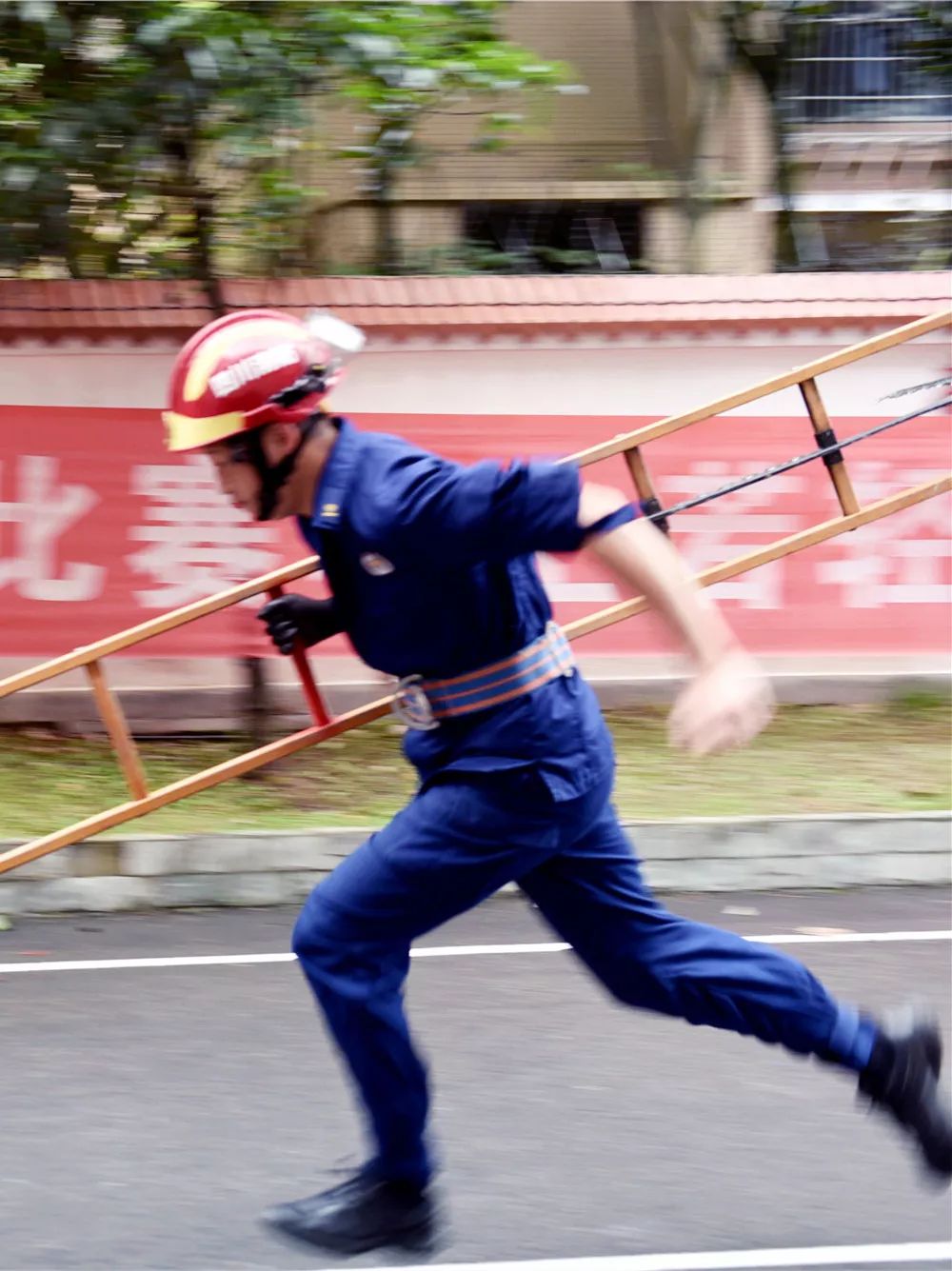 自贡支队金水枪杯系列比武之消防员竞赛