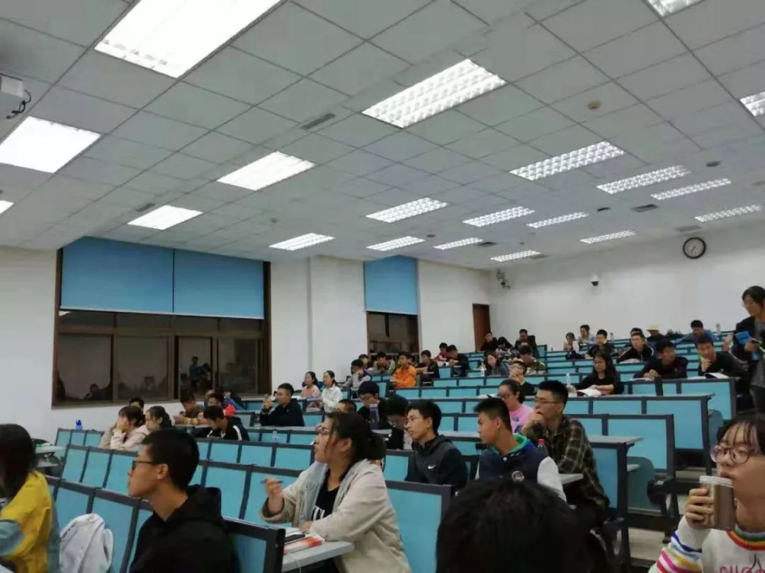 "留学早知道"在主楼c105顺利举行 西安新东方国外考试部郭梦琦老师