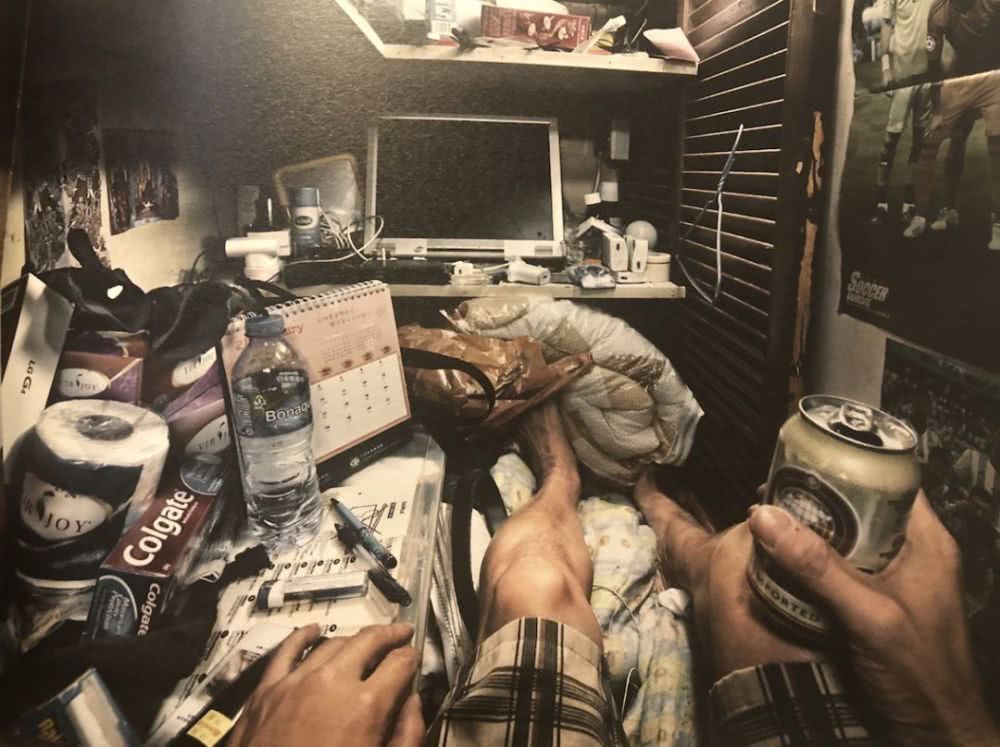 铁丝网笼屋,4块木板"棺材房"……19万香港人居所竟是这样