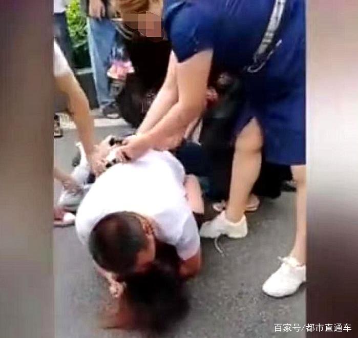 3名女子当街围打“第三者”,男子趴其身上拼命保护,拽都拽不开 3名女子当街围打“第三者”,男子趴其身上拼命保护,拽都拽不开