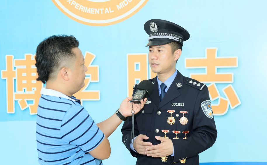 海南最美基层民警刘智进校园分享故事被追星