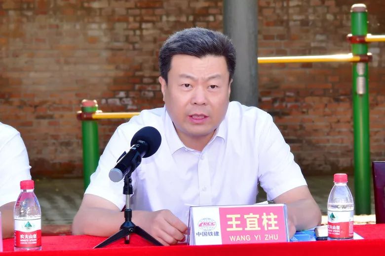 十六局四公司党委书记,董事长刘小刚致欢迎词就像接受检阅的战士一样