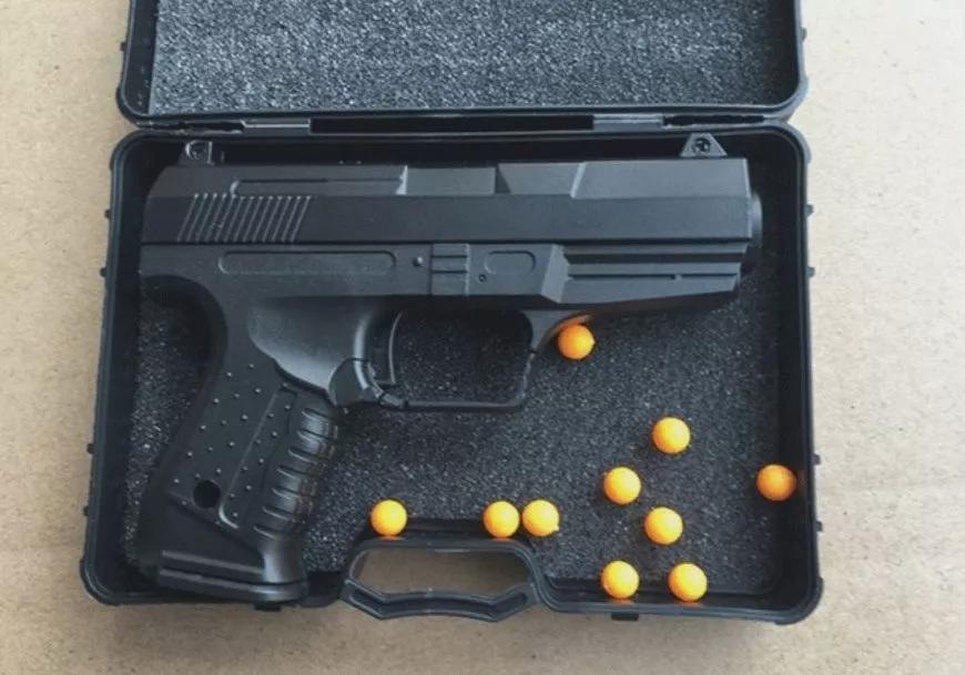 玩具手枪怎么用的 e8559c72a7724a429626222a813dba06.jpeg