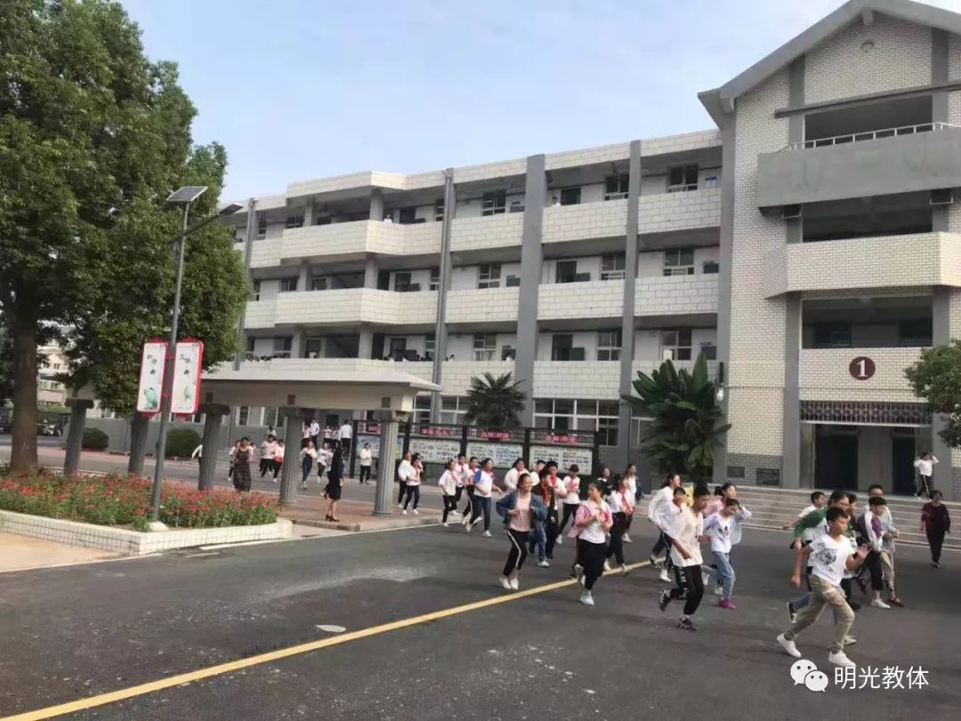 明光中学在学校东大门显示屏上滚动播放纪念九一八标语.