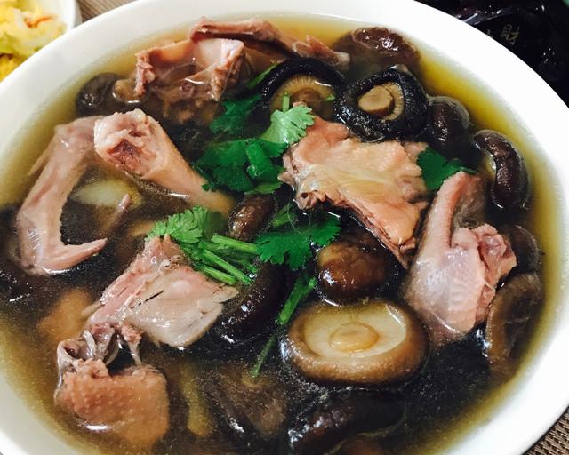杂菌菇煲的家常做法 f12f848e75634a18b8eb5d2bf2e7ac13.jpeg