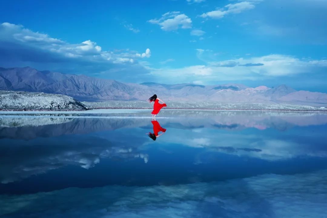 摄影点评:茶卡盐湖的红衣少女