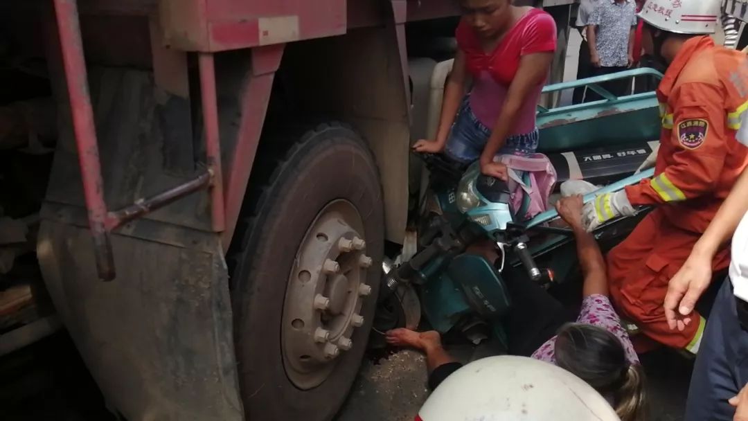 万安车祸老人小孩被卷入车底 消防员匍匐救援(照片视频)
