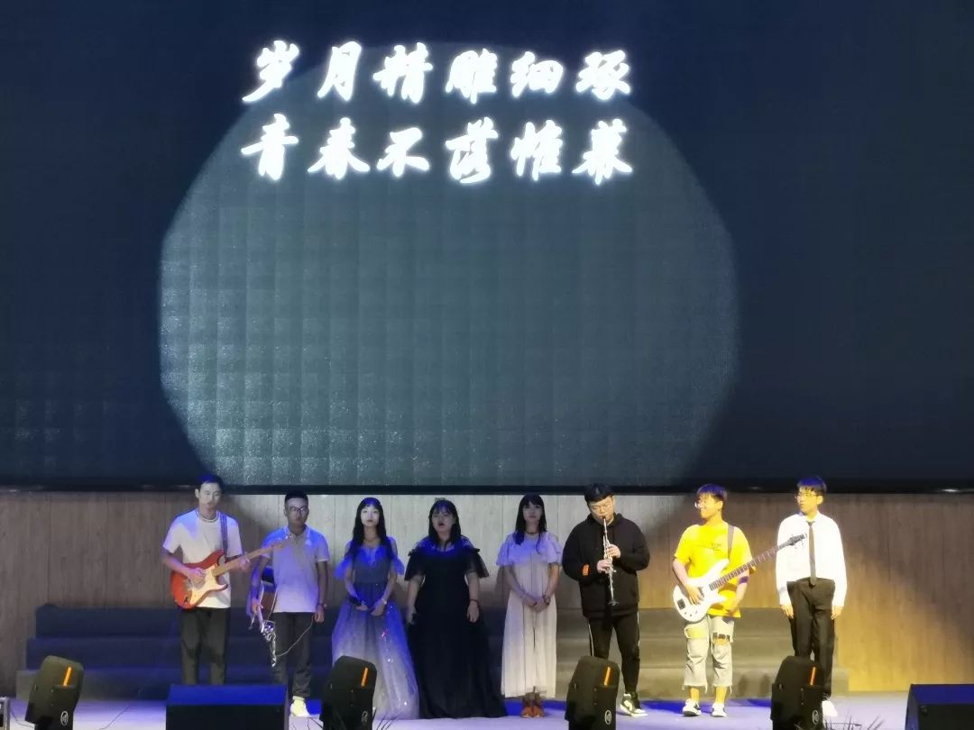 朗诵《以青春的名义》用铿锵的话语道出了青年大学生对青春的美好讴歌