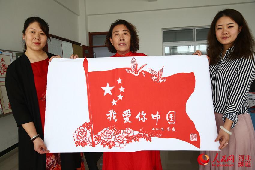 河北秦皇岛巧手剪纸迎国庆