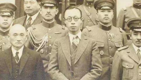 溥仪参观南京总统府，进入蒋介石办公室后说了1句话，原因很现实
