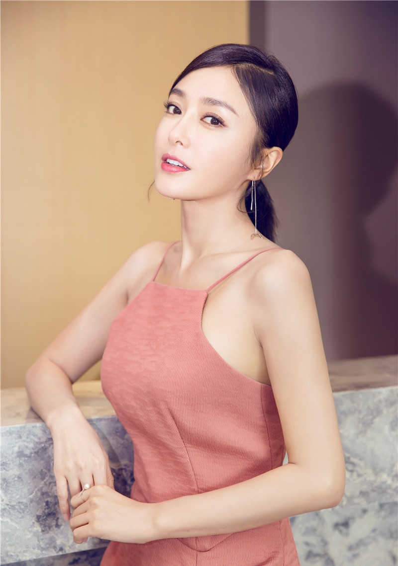 秦岚经典粉色长裙壁纸:美丽优雅而的邻家小姐姐!