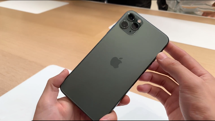 苹果店多数人排队买iphone11pro暗夜绿到店取货是果粉情怀