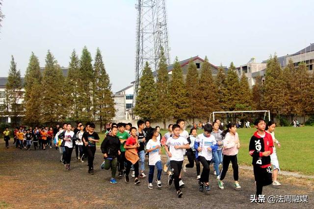 澧县城头山镇中学:跑操 秋季校园一道亮丽风景