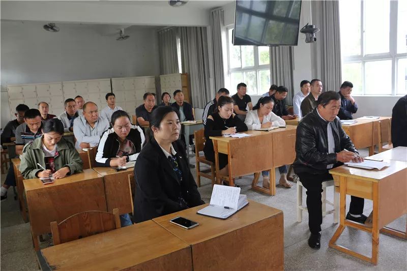 孙疃中学校领导班子成员在分会场参加会议.