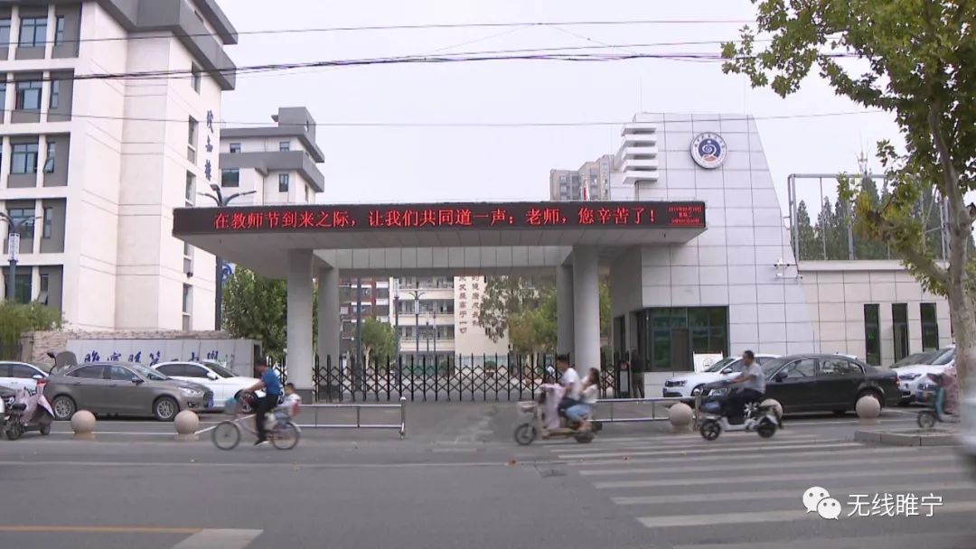 县第二中学于1982年建校,孩子们听得兴致盎然.