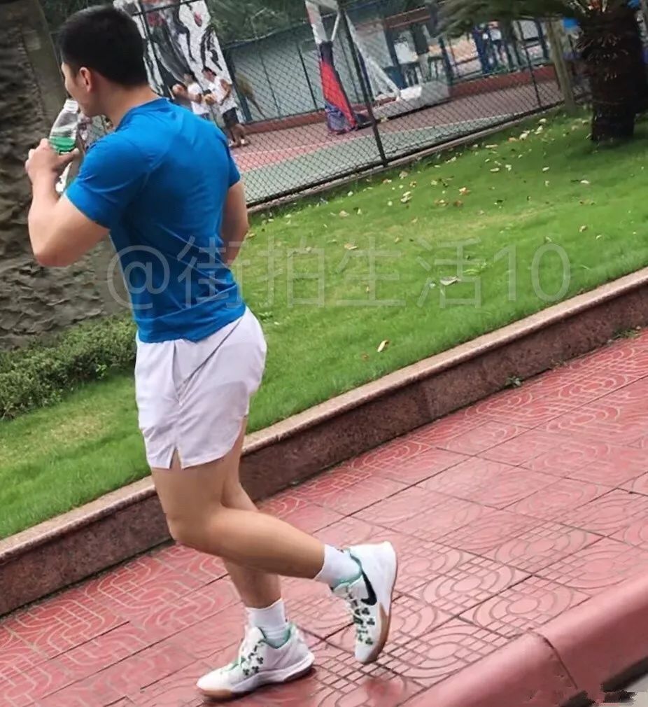 街拍摄影师走进了体校,发现男孩子们个个都是大胸翘臀