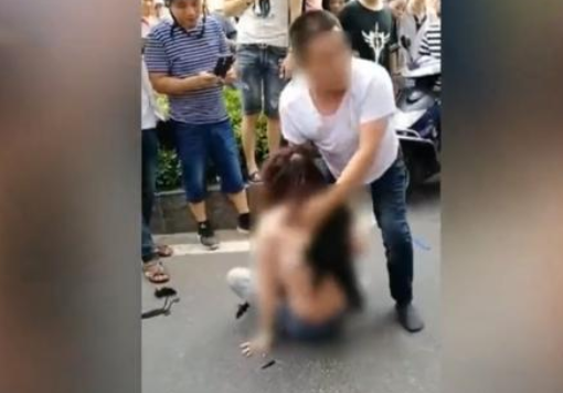 男流氓扒女生内衣图片_女生内衣(2)