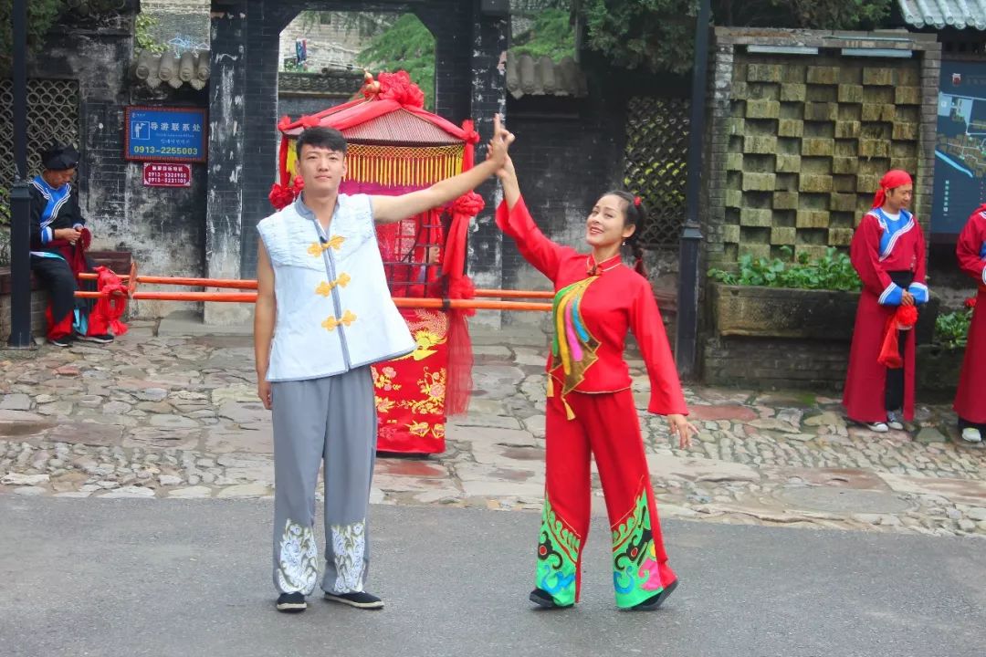 拉手手亲口口的简谱_拉手手亲口口图片