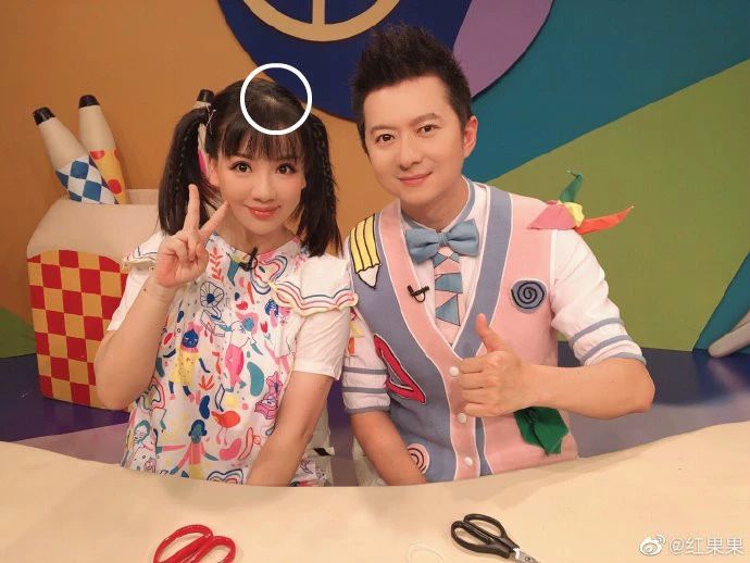 央视主持红果果产女后回归扎双马尾扮嫩显甜美产后脱发严重