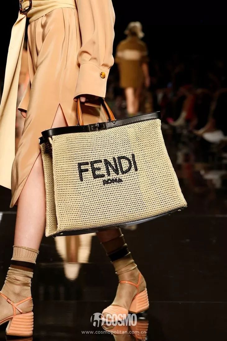 T型台| 比肯豆更大变样的是FENDI的少女心鸭_Hadid