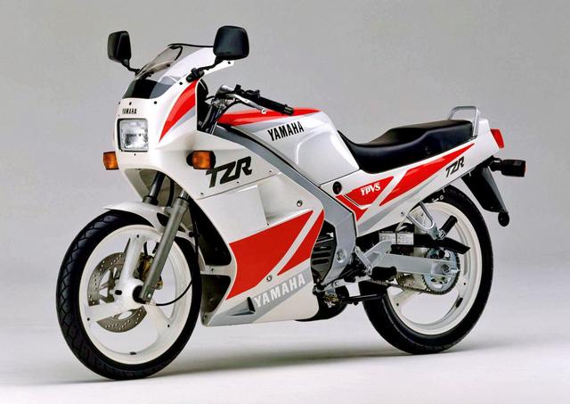 下图:1992" tzr125 日本本土版,采用了特制的黑色车架,黑色的后摇臂.