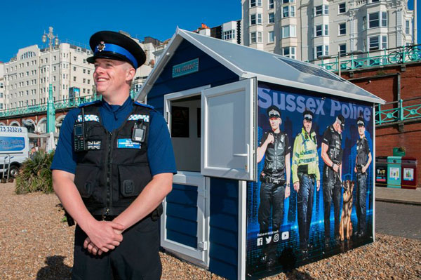 英国最小警察局“海滩小屋”现身布莱顿海滩