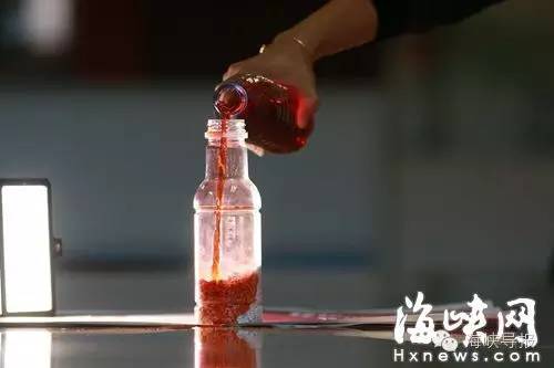 「海峡导报」20分钟眼珠被溶掉！厦门曾有多名孩子被烧伤！这东西家家都有