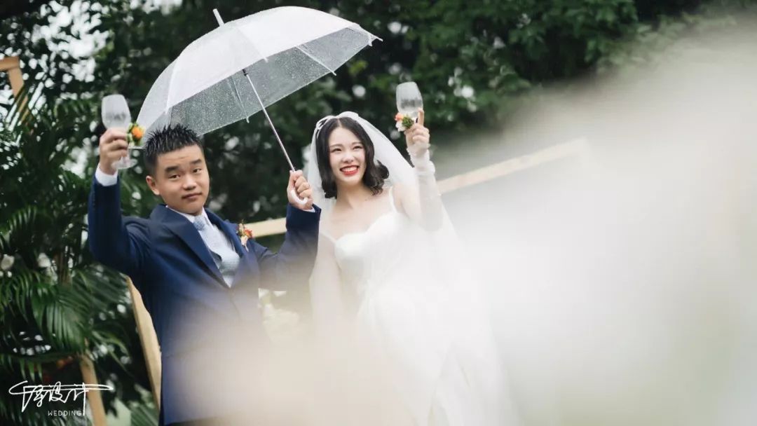 真实婚礼 | 肆意起舞,雨中狂欢,她把热带雨林搬到了婚礼现场!