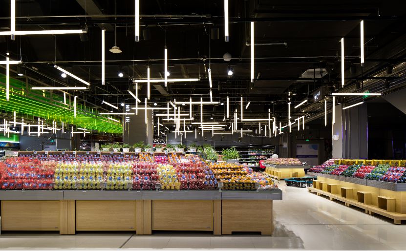 包括明装,轨道与嵌入式灯光设计使得生鲜超市动线清晰,区域分明