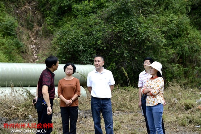 州财政局副局长雷霞陪同巡河(右一) 返回搜