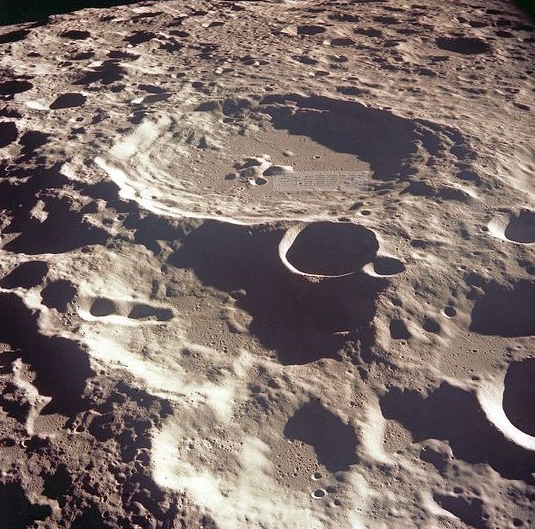 月球和地球几乎在同一位置上,月球上陨石坑这么多,地球为何很少?