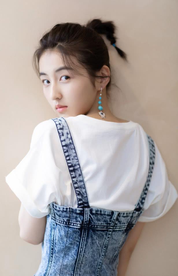 张子枫穿裙子真是太美了吧!漂亮是有实力的,网友;感觉