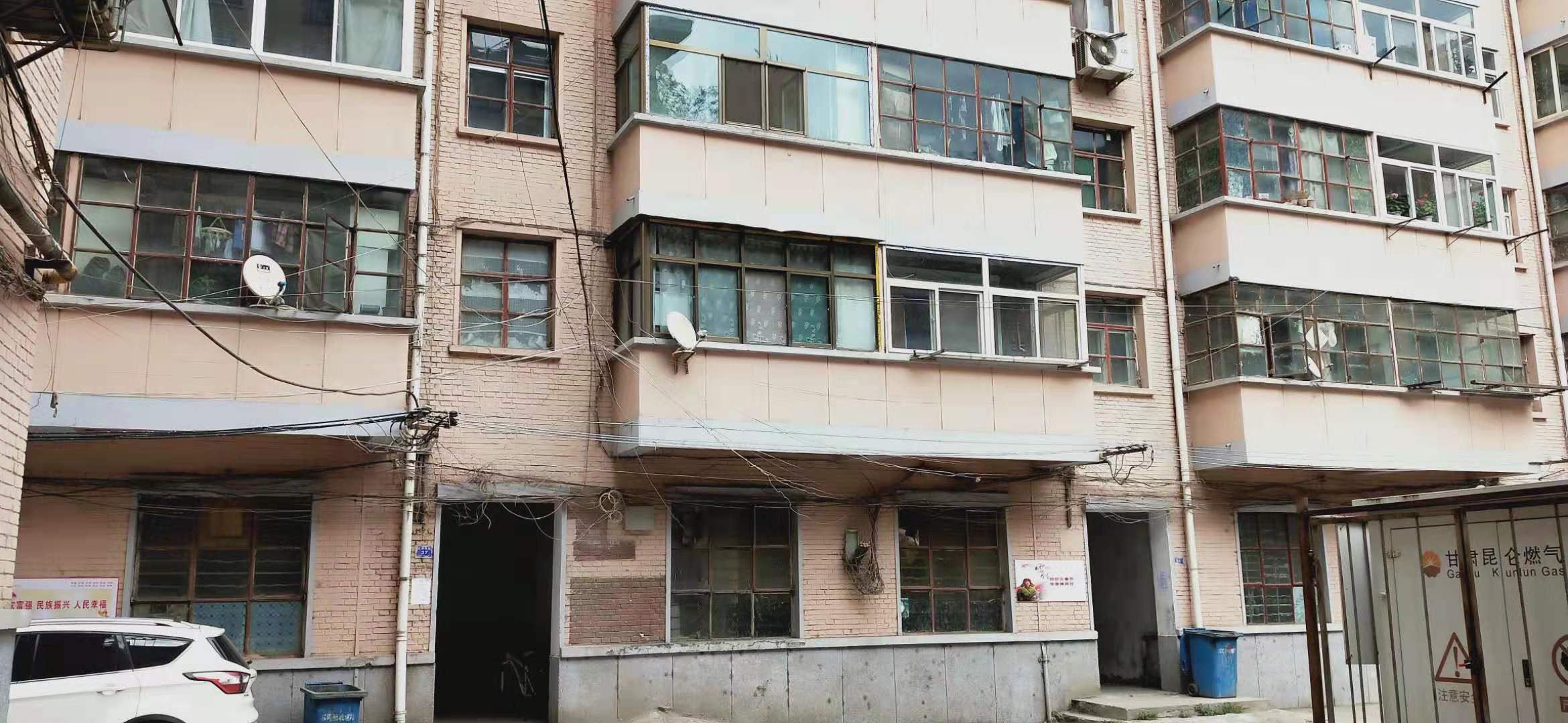 兰州铁路沿线旧住宅楼 电线如蛛网 建筑破旧黯淡