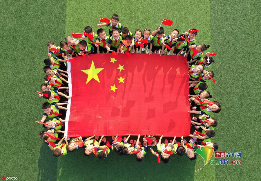 图话70年:我与国旗合个影 庆祝新中国成立70周年