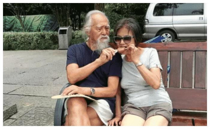 82岁王德顺和妻子近照75岁妻子美得不像话网友金婚就是这样