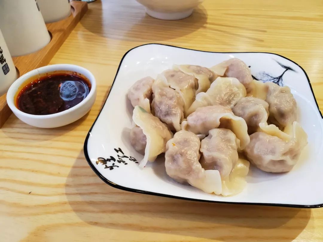 鸡肉变得软烂,风味紧锁其中 出锅后,盛放在砂锅中 配以新鲜青椒,大火