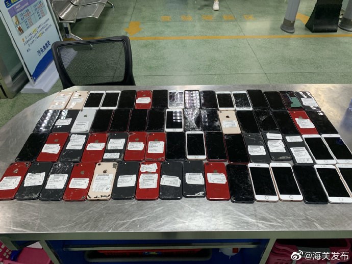 一女子腰缠64台老款苹果iPhone手机走私入境被查获