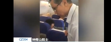 「拜托了爸妈」9岁男孩飞机上突发过敏，偶遇钟南山院士，网友：挂上超级专家号