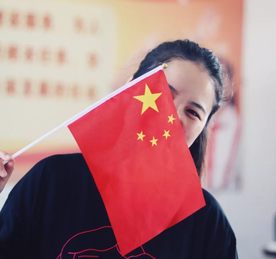之情 口孜镇汪庙小学开展了 "我与国旗合个影"主题活动 学生手拿国旗