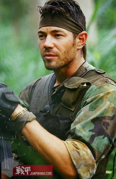 经典特战电影《太阳泪》主演单兵装备分析