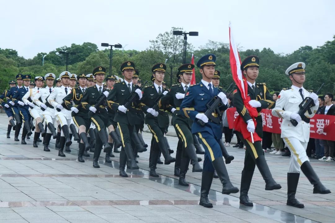三军仪仗队到访?不!我们是……_国旗护卫队