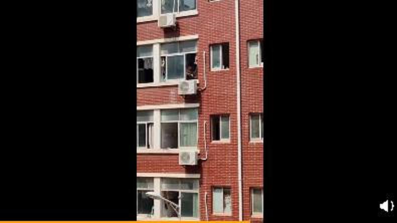 寝室里做饭遭中国消防喊话，顺带查处了另一间正在吃火锅的男生寝室